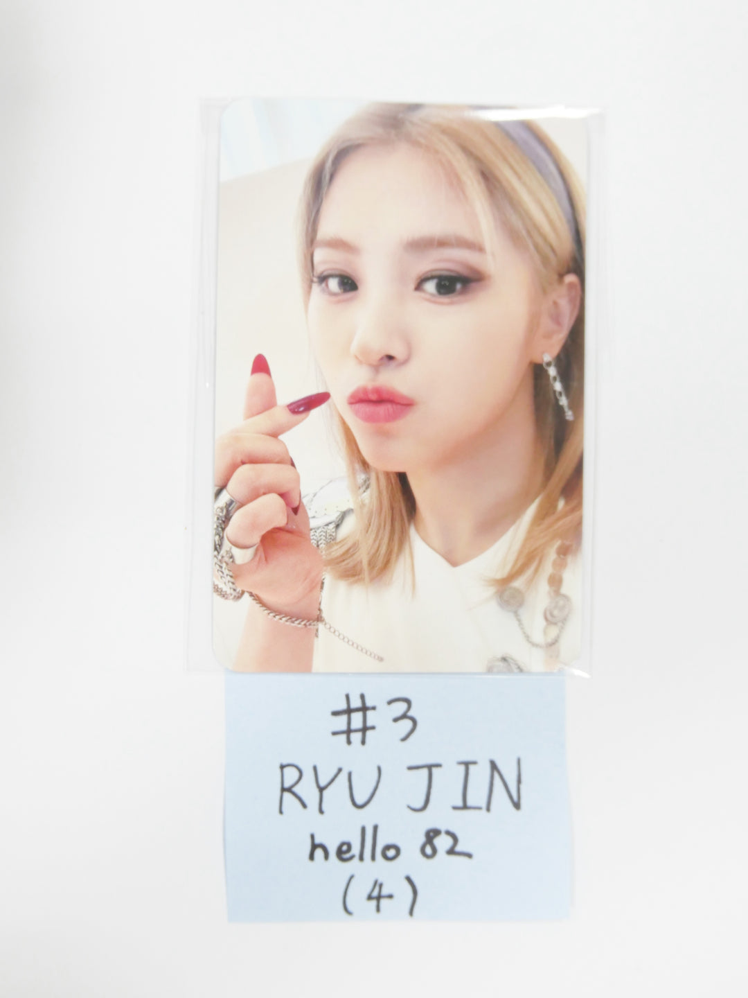 Itzy 'Guess Who' - Hello82 Pre-Order Benefit Photocard