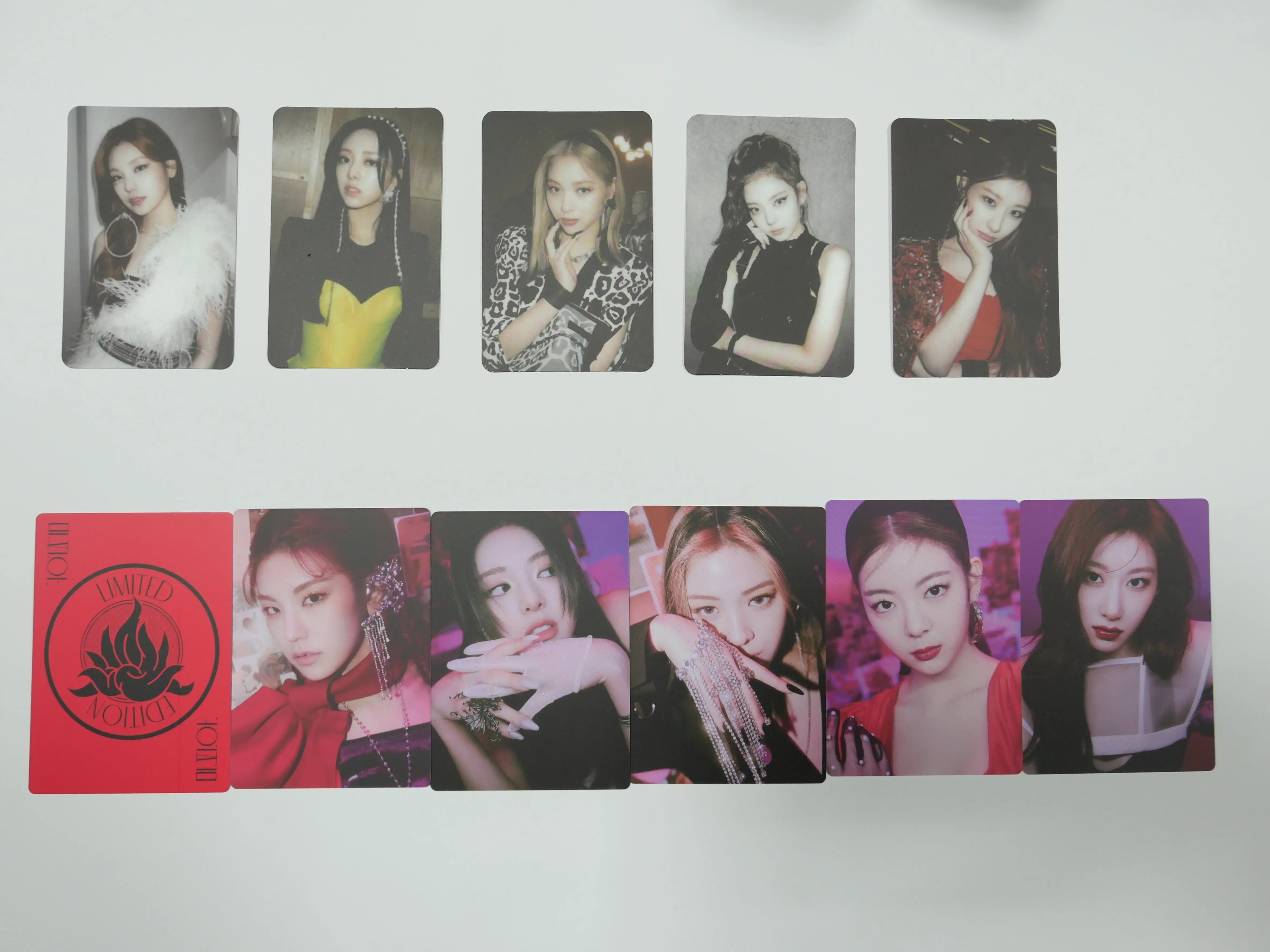Itzy 'Guess Who' - Official Limited Photocard - HALLYUSUPERSTORE
