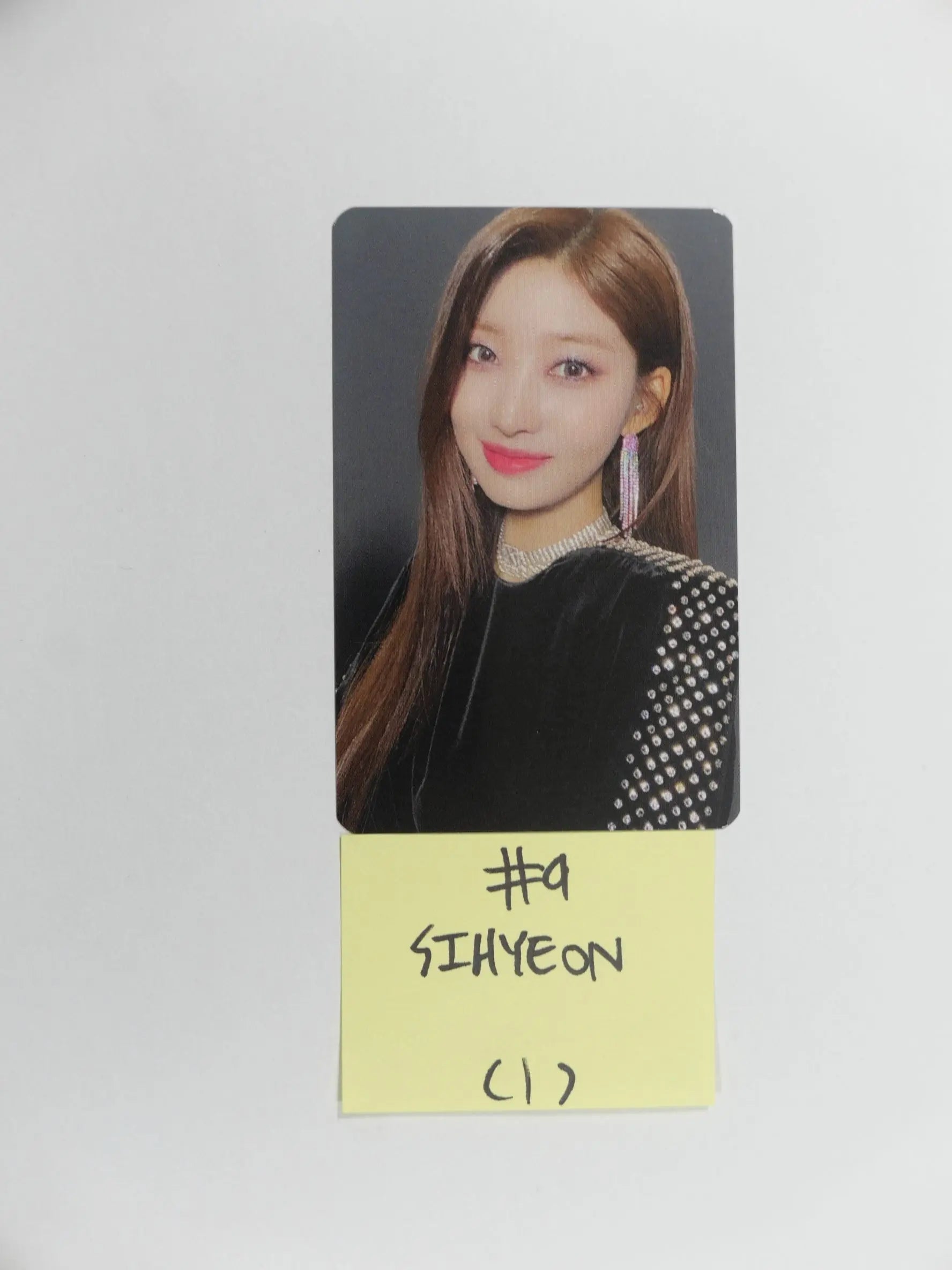 Everglow 'Return of The Girl' Official Photocard [MIA, SIHYEON, E
