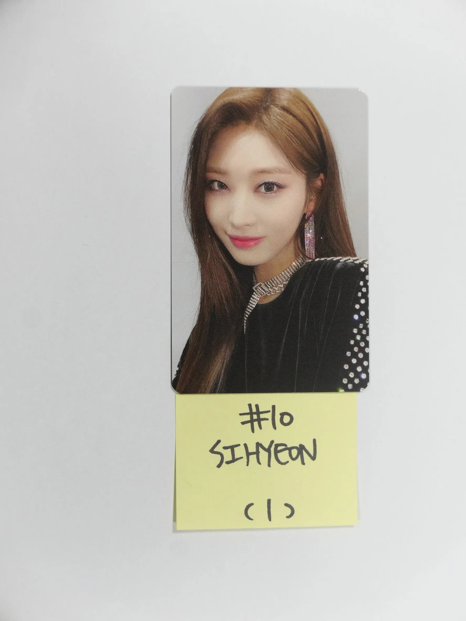 Everglow 'Return of The Girl' Official Photocard [MIA, SIHYEON, E