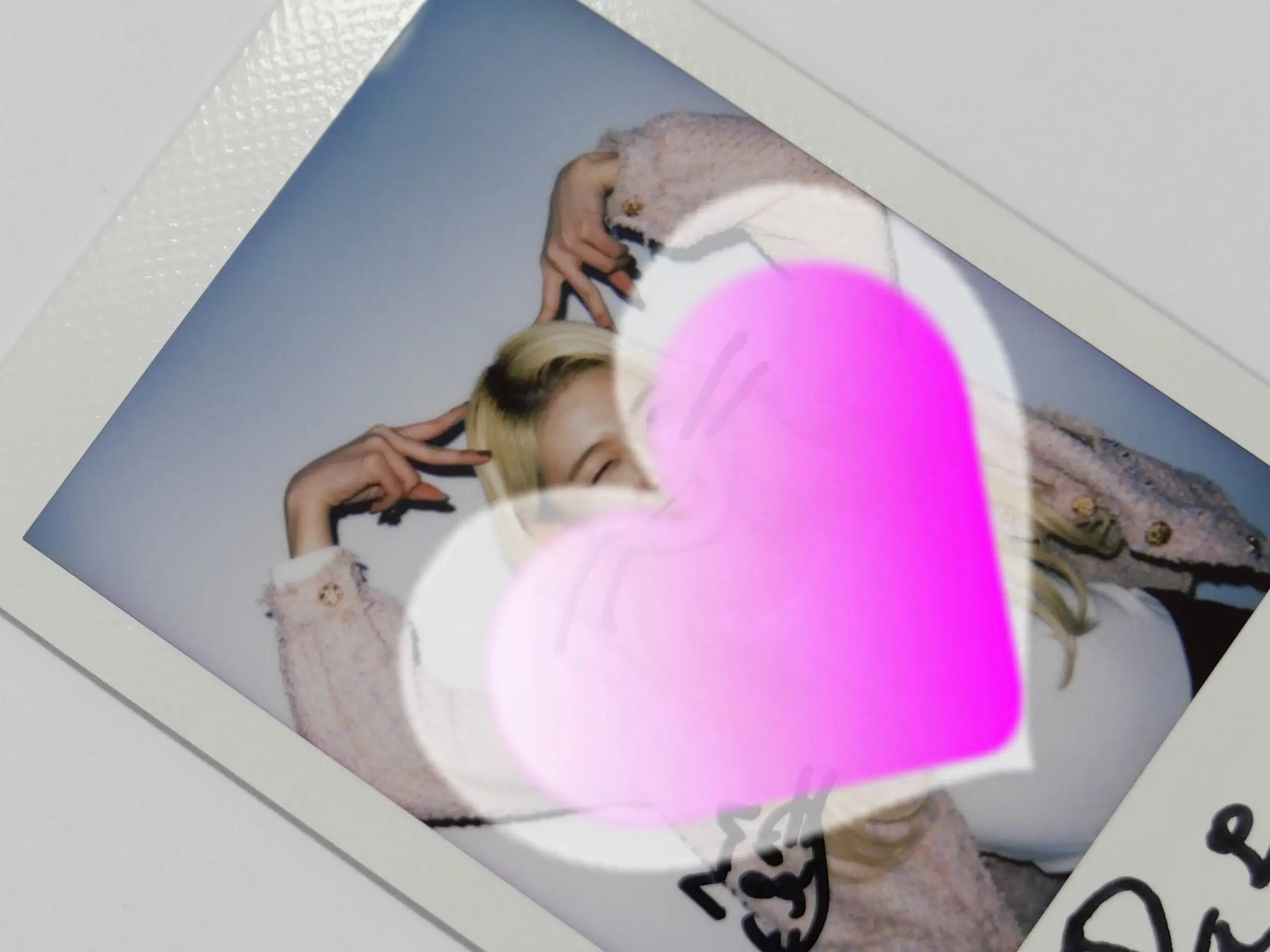 EVERGLOW オンダ サインポラロイド EVERGLOW ONDA Signed Polaroid from DUNDUN era - www.lyviastudio.com