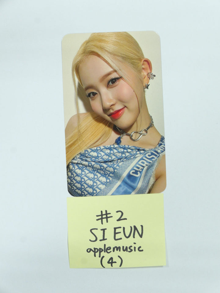 StayC 'YOUNG-LUV.COM' - Apple Music Pre-Order Benefit Photocard