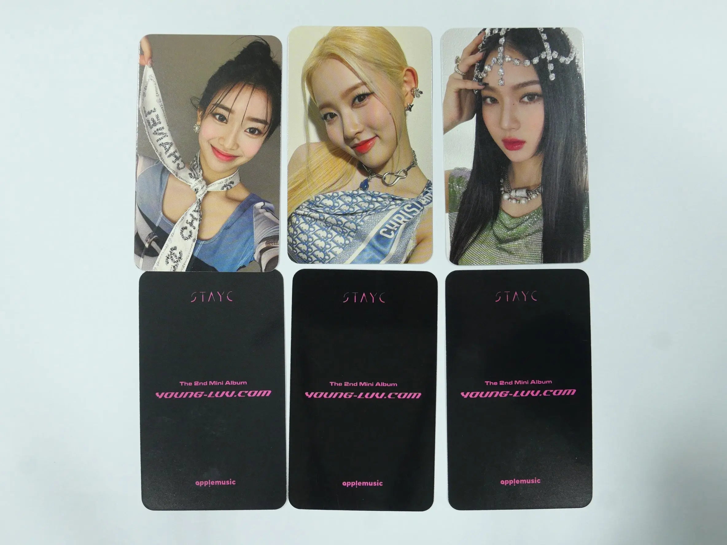 StayC 'YOUNG-LUV.COM' - Apple Music Pre-Order Benefit Photocard